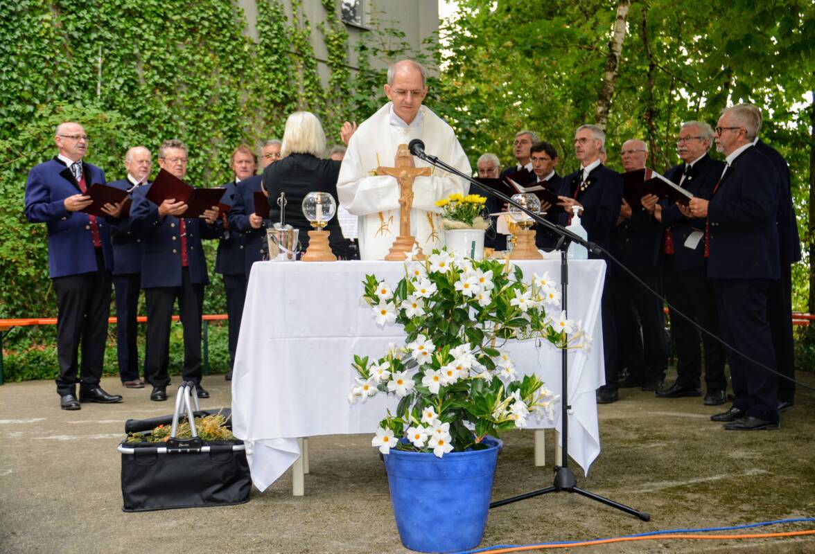 Pfarrer Hofmann am Altar, Turmfest